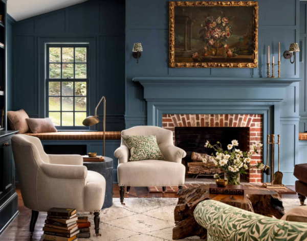 Ruang Baca yang Nyaman dengan Rak Buku Kayu